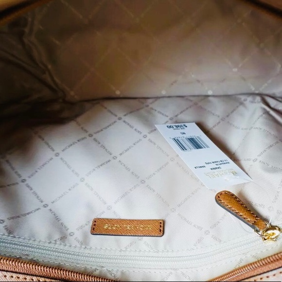 Michael Kors vanilla signature tote + wallet SET - Picture 6 of 6